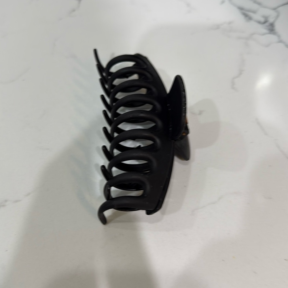 Black claw clip